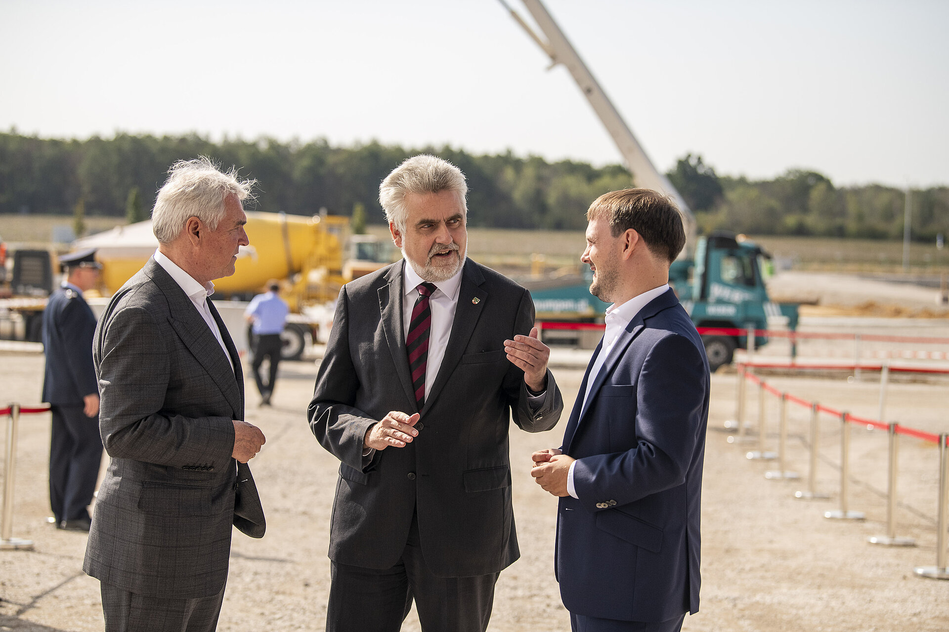 v.l.n.r.: Jürgen Heindl, Gründer und CEO Progroup AG Prof. Dr. Armin Willingmann, Minister für Wirtschaft, Wissenschaft und Digitalisierung des Landes Sachsen Anhalt Maximilian Heindl, Chief Development Officer der Progroup AG