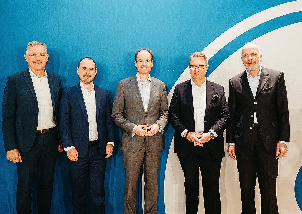 Maximilian Heindl (2.v.l.) zusammen mit Dr. Benno Hundgeburt (links) sowie (von rechts) Dr. Christopher Grünewald, Ulrich Wienbeuker und Hans-Christoph Gallenkamp bei der Wahl des Präsidiums des Verbandes DIE PAPIERINDUSTRIE. Bildquelle: DIE PAPIERINDUSTRIE / Munir Werner