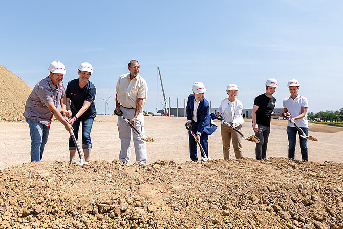 Maximilian Heindl (centre), Chief Development Officer and Deputy Chairman of the Executive Board of Progroup, with local politicians, the companies involved in the construction and representatives of the packaging manufacturer G&G Preißer at the groundbreaking ceremony.  Image source: Progroup