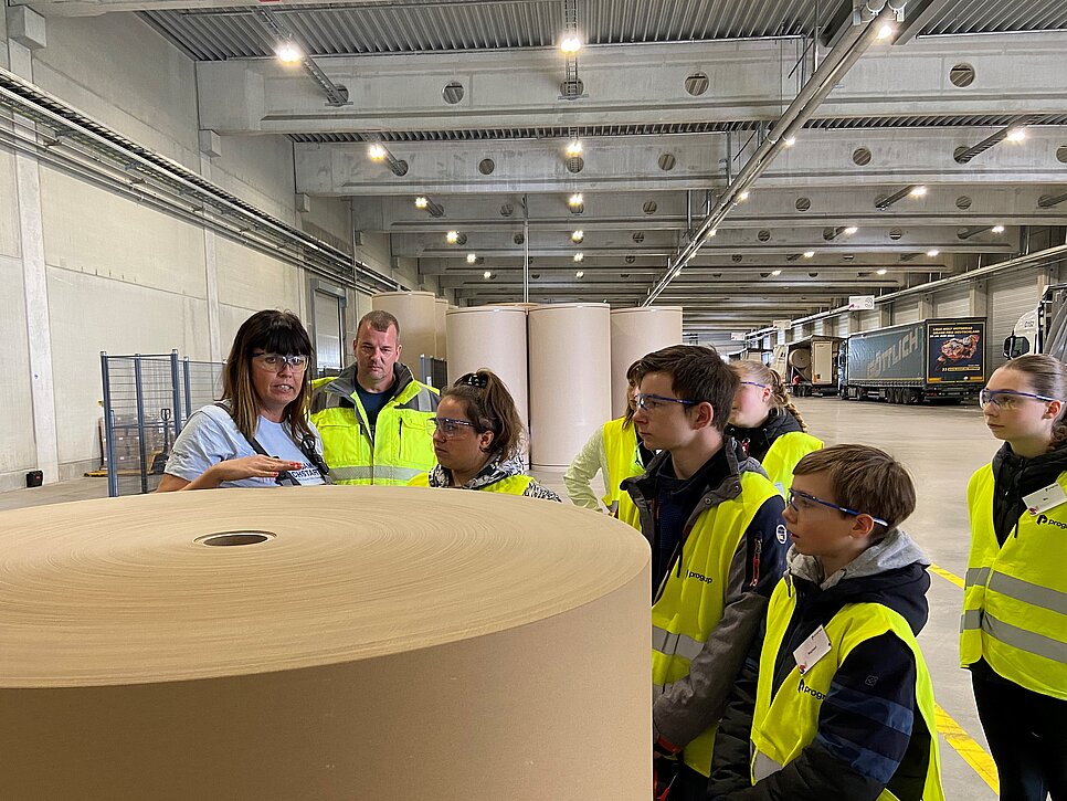 Beim Rundgang durch die Papierfabrik PM3 erfuhren die jungen Gäste, wie Progroup aus 100 % Altpapier äußerst umweltfreundlich neues Papier herstellt.