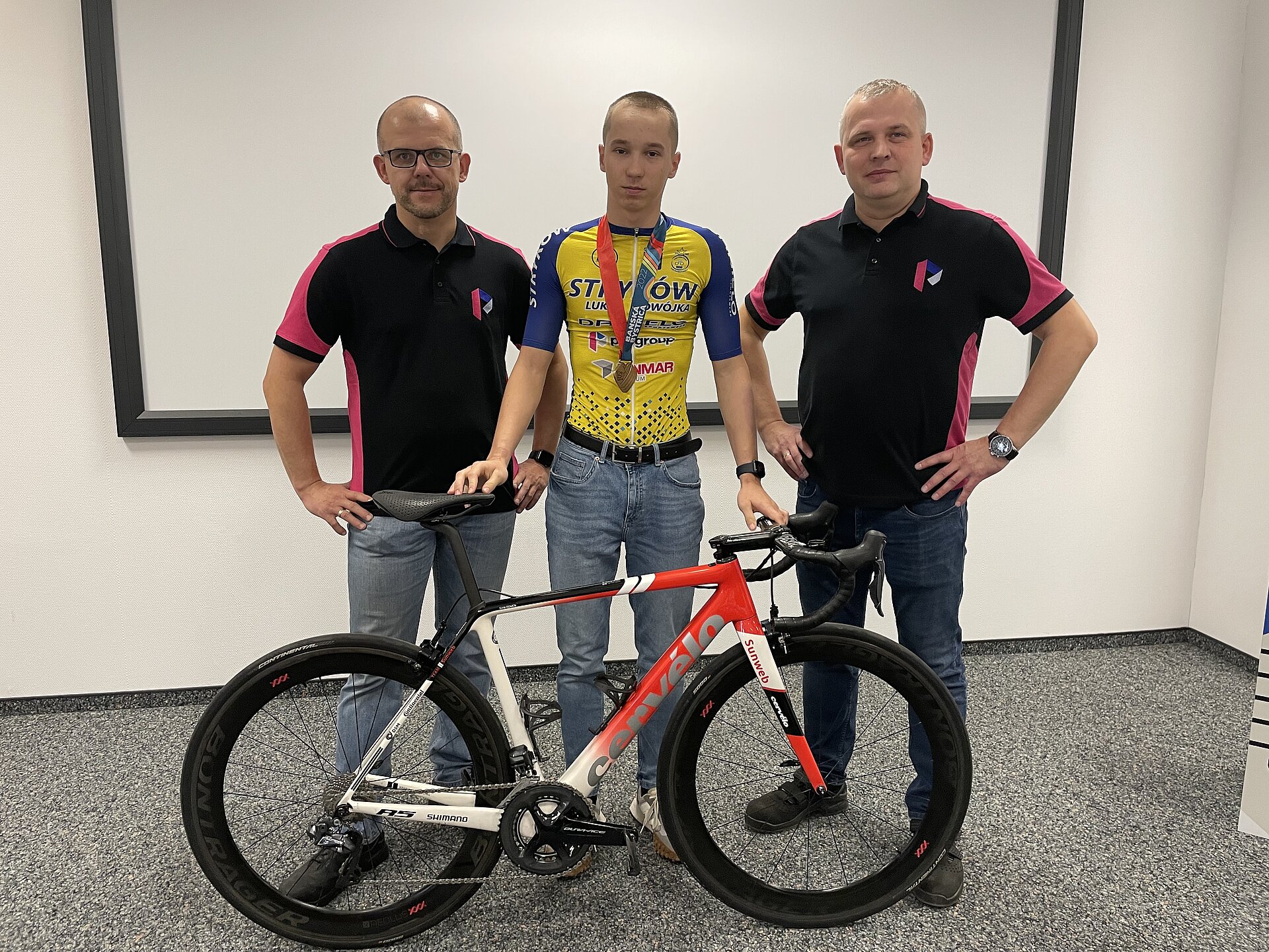 Ausnahmetalent Michał Strzelecki (Mitte im Trikot) mit seinen Teamkolleg*innen sowie den Betriebsleitern von PW07, Mariusz Czaplinski (5.v.l.) und Krzysztof Kosiorek (2.v.r.), und dem Vereinspräsidenten Marek Walczewski.