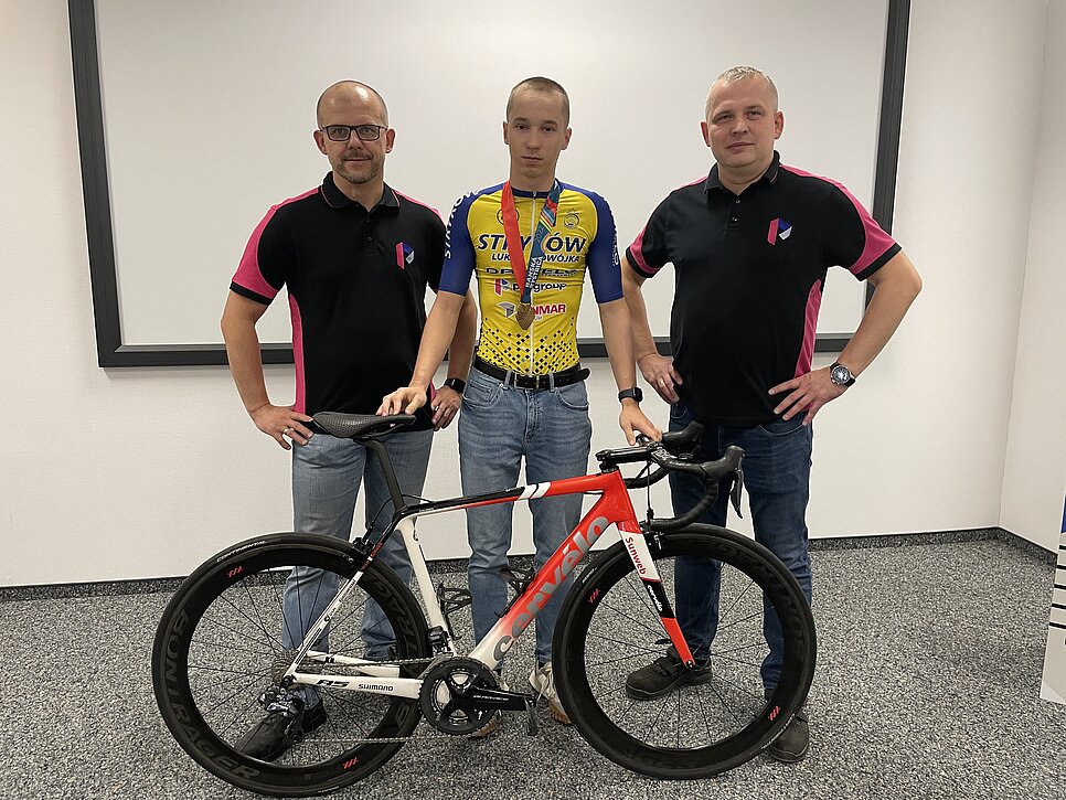 Wyjątkowy talent Michał Strzelecki (w środku) z menedżerami operacyjnymi PW07 Mariuszem Czaplińskim (z lewej) i Krzysztofem Kosiorkiem.