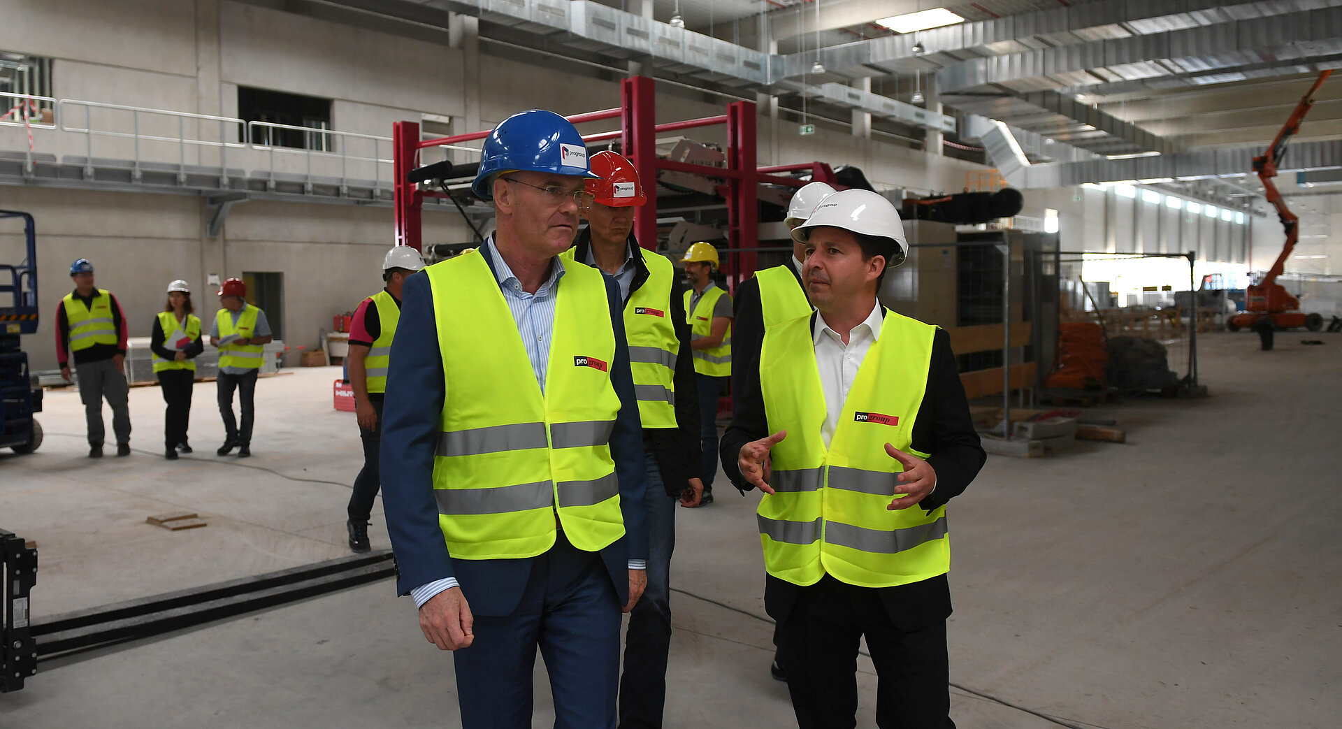 Progroup_Eisfeld_Rundgang_Baustelle: Andreas Krey, Sprecher der Geschäftsführung der Landesentwicklungsgesellschaft Thüringen mbH (links); Philipp Kosloh, Chief Operation Officer (COO) Progroup AG (rechts)
