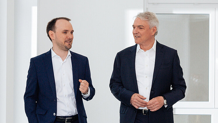 Maximilian und Jürgen Heindl. Ein wichtiger Teil der langfristig angelegten Wachstumsstrategie von Progroup ist der sorgfältig geplante Generationenwechsel, der zum Jahreswechsel 2022/2023 vollzogen wird. Dann übergibt Jürgen Heindl den Vorstandsvorsitz der Progroup AG an seinen Sohn und stellvertretenden Vorstandsvorsitzenden Maximilian Heindl. 