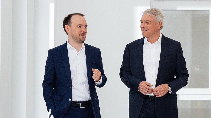 Maximilian a Jürgen Heindlovi. Důležitou součástí dlouhodobé strategie růstu společnosti Progroup je pečlivě naplánovaná generační obměna, která bude dokončena na přelomu let 2022/2023. Jürgen Heindl poté předá vedení představenstva společnosti Progroup AG svému synovi a místopředsedovi představenstva Maximilianu Heindlovi. 