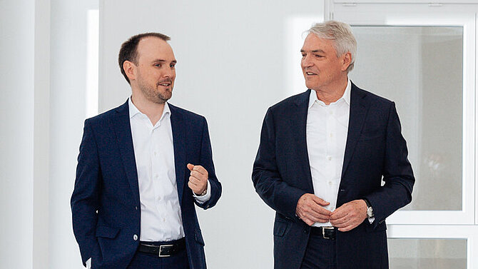 Maximilian and Jürgen Heindl. An important part of Progroup’s long-term growth strategy is the carefully planned generational change which will take place at the turn of 2022/2023. This is when Jürgen Heindl will hand over the role of CEO of Progroup AG to his son and deputy CEO Maximilian Heindl. 