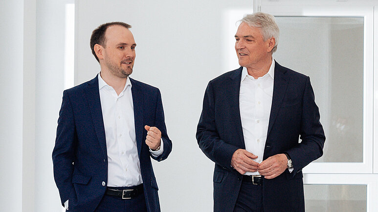 Maximilian i Jürgen Heindl. Ważnym elementem długoterminowej strategii rozwojowej Progroup jest starannie zaplanowana zmiana pokoleniowa, która zostanie zrealizowana na przełomie lat 2022/2023. Jürgen Heindl przekaże stanowisko prezesa zarządu Progroup AG swojemu synowi Maximilianowi Heindlowi, pełniącemu obecnie rolę zastępcy prezesa zarządu. 