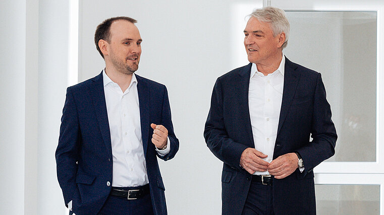 Maximilian e Jürgen Heindl. Parte importante della strategia di crescita pianificata nel lungo termine da Progroup è il cambiamento generazionale attentamente pianificato, che avverrà con il volgere dell’anno 2022/2023. Allora il CEO della Progroup AG Jürgen Heindl cederà la carica di Presidenza del Consiglio di Amministrazione della Progroup AG a Maximilian Heindl,suo figlio nonché vice Presidente del Consiglio di Amministrazione