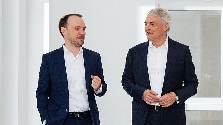 Maximilian et Jürgen Heindl. La stratégie de croissance de long terme de Progroup consiste notamment à planifier minutieusement le changement de génération qui sera mis en œuvre au tournant 2022/2023. Jürgen Heindl transmettra alors la présidence de Progroup AG à son fils Maximilian Heindl, actuellement vice-président du directoire.