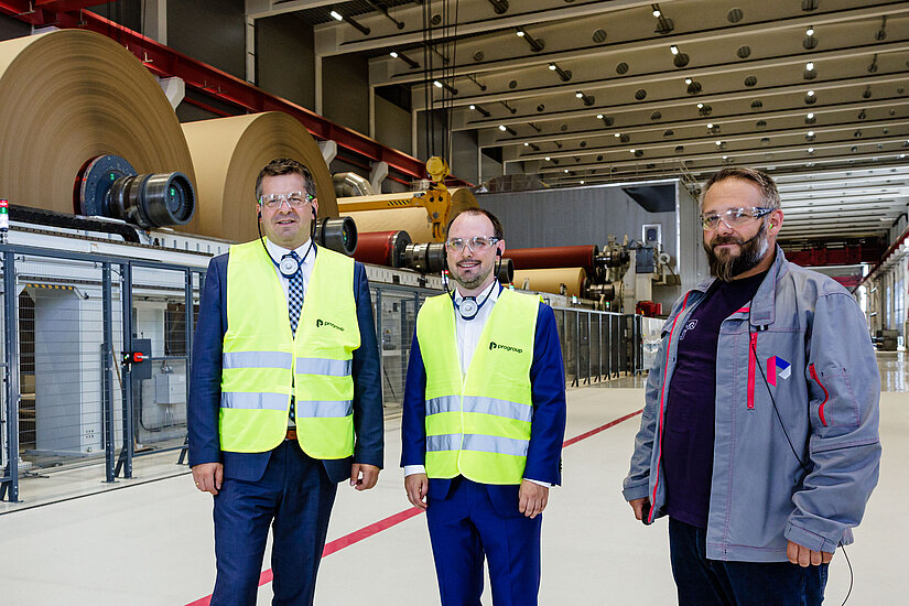 Ministr hospodářství Sven Schulze s Maximilianem Heindlem, místopředsedou představenstva společnosti Progroup, a Philliposem Vrizasem, vedoucím stavby (zleva).