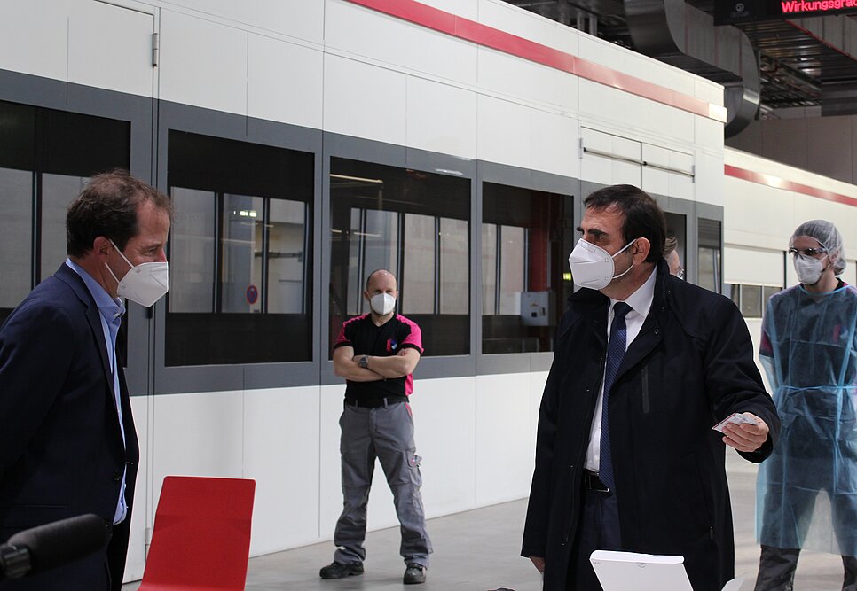 Bavarian Health Minister Klaus Holetschek (right) talks with Progroup Executive Board member Philipp Kosloh (left) about the possibilities of rapid testing at Progroup's corrugated sheet feeder plant in Plößberg.