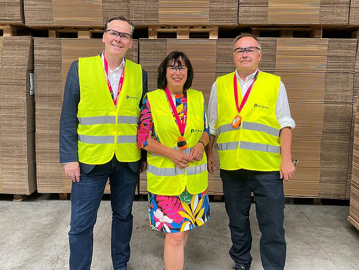 Bernhard Lemmink, Managing Director LEWELL Kartonagen, MEP Marion Walsmann, and for Progroup Marcus Tolle, Director Public Affairs & Business Development JH Holding (from left), on a tour of the packaging park. Photo source: Progroup