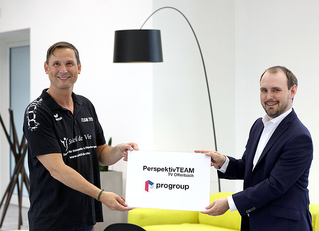 Heiko Pabst, Sportlicher Leiter - Jugend beim TVO, und Maximilian Heindl, Chief Development Officer und Mitglied des Vorstands von Progroup, haben im Landauer Group Office des Unternehmens den Sponsoring-Vertrag unterzeichnet.