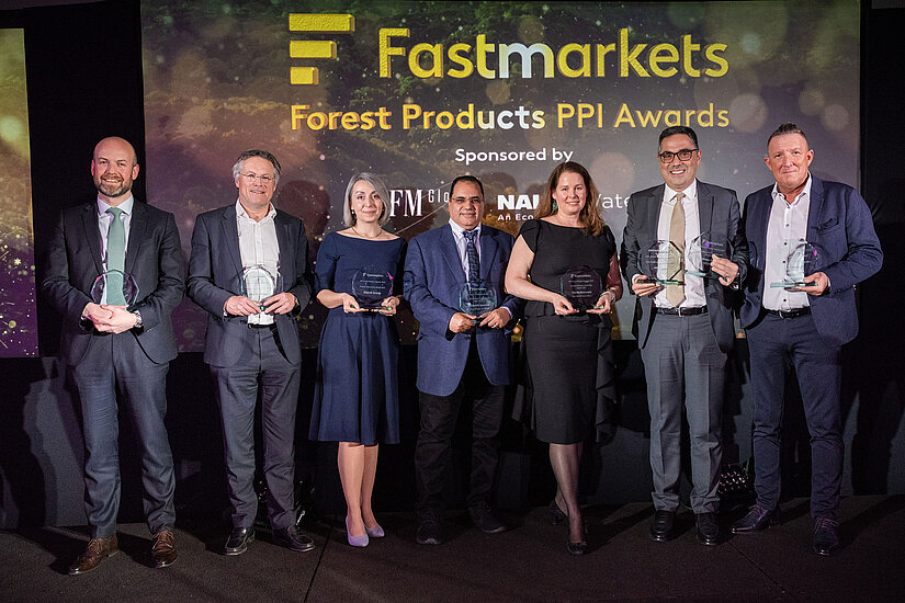 Progroup otrzymał upragnioną nagrodę Sustainability Leadership Award 2023. Nagrodę odebrał Peter Resvanis, Kierownik Centrum Kompetencyjnego Growth Projects Paper (po prawej). © Fastmarkets