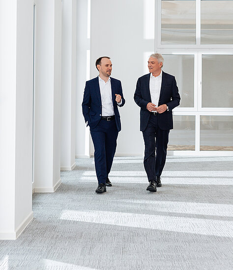 Maximilian Heindl (vlevo) převezme od 1. července 2021 funkci zastupujícího předsedy představenstva společnosti Progroup. Tímto krokem rodinný podnik učinil další krok v pečlivě plánovaném předávání firmy z rukou zakladatele Jürgena Heindla jeho synovi a nástupci.