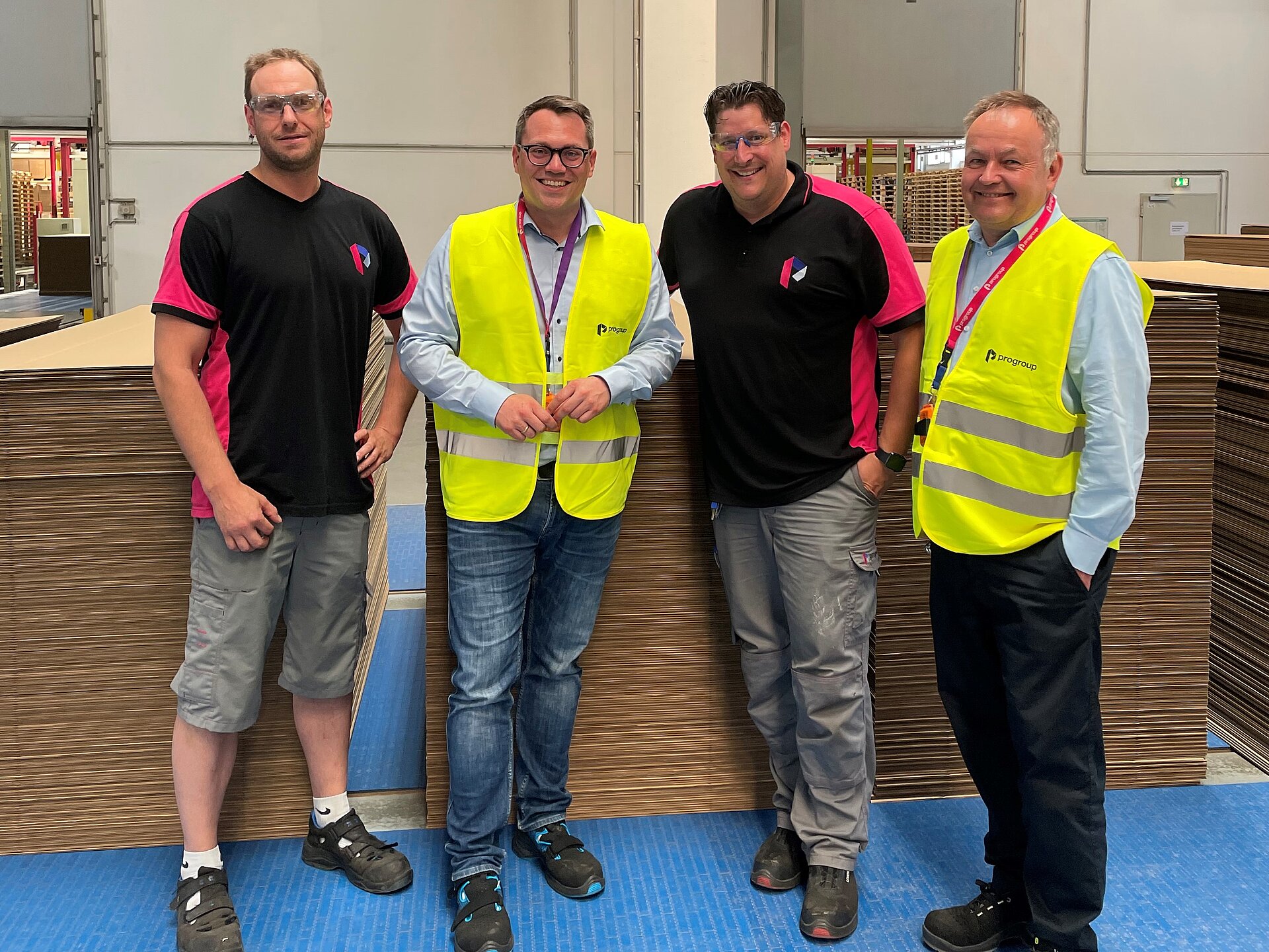Europa-Abgeordneter Tiemo Wölken (2.v.l.) beim Besuch des Progroup-Werks mit den beiden Betriebsleitern von Progroup Christopher Schneuing (l.) und Mark Neef (2.v.r.) sowie Marcus Tolle, Direktor Business Development and Public Affairs der JH Holding. Bildquelle: Büro Tiemo Wölken
