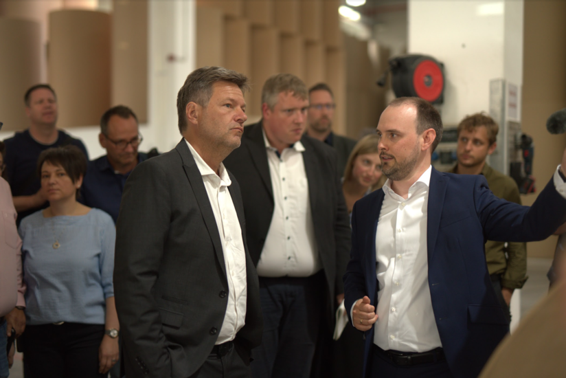 Bundeswirtschaftsminister Dr. Robert Habeck (links) mit Maximilian Heindl (rechts), stellvertretender Vorstandsvorsitzender von Progroup