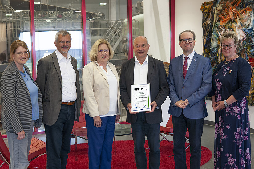 Ceremonial presentation of the certificate to acknowledge 15 years of EMAS: Heide Geber, Head of Environmental and Authority Management at Progroup, Dr. Hans-Peter Wruk, environmental expert, Maria Cordes-Tolle, M Genuma, together with Detlef Weidlich, Progroup’s PM2 site manager, Jacek Jeremicz, spokesman for the environment and energy at East Brandenburg CIC, and Kerstin Forchert, Environmental and Authority Management Officer at Progroup (from left)