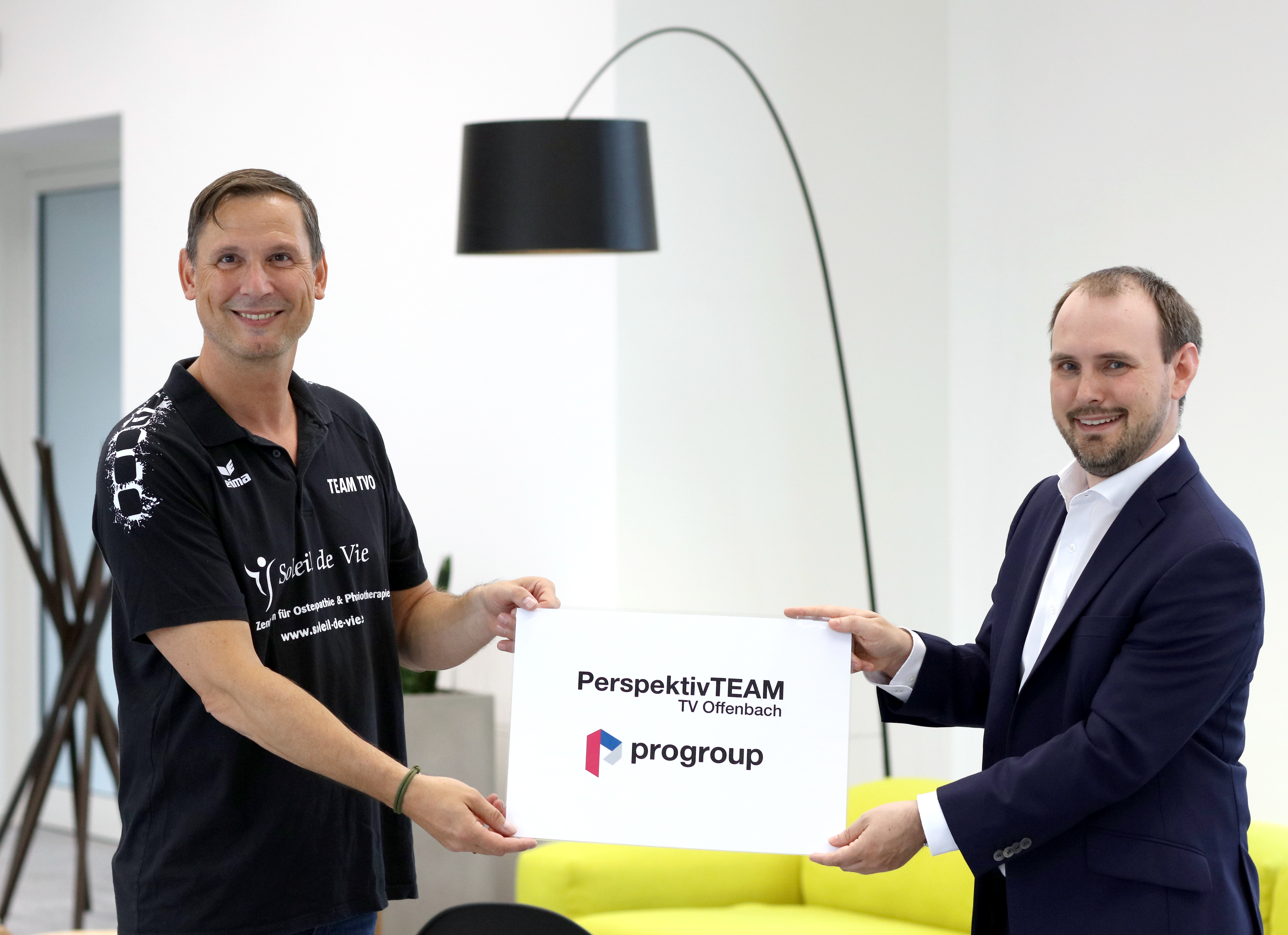 Progroup sponsert Handball-Nachwuchs: Heiko Pabst, Sportlicher Leiter - Jugend beim TVO, und Maximilian Heindl, Chief Development Officer und Mitglied des Vorstands von Progroup, haben im Landauer Group Office des Unternehmens den Sponsoring-Vertrag unterzeichnet.